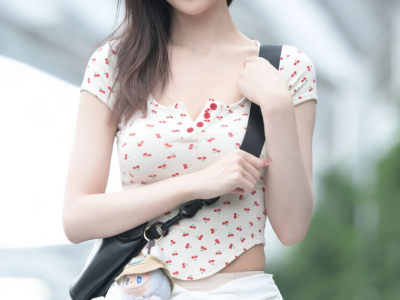 穿碎花短T恤的美女